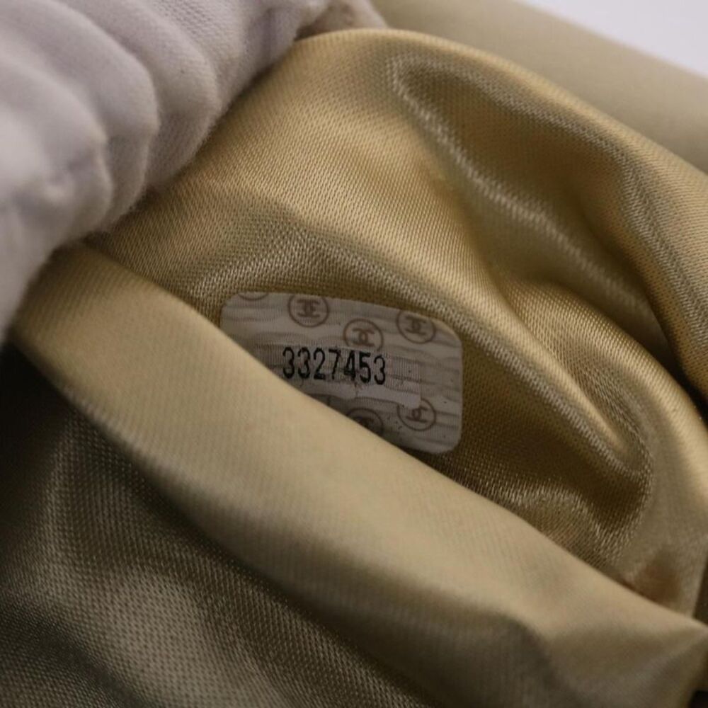 Chanel Matelassé White Canvas Shoulder Bag (Pre-Owned) - Picture 6 of 16